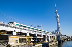 東京ミズマチの外観と東京スカイツリー（（C）TOKYO－SKYTREETOWN）